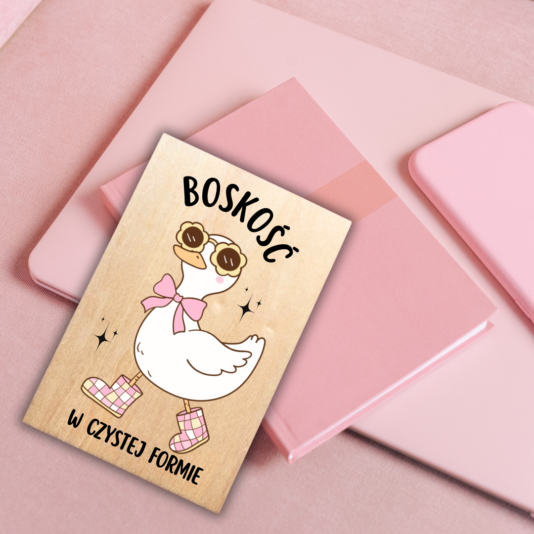 drewniana pocztówka z kaczką i napisem boskość w czystej formie