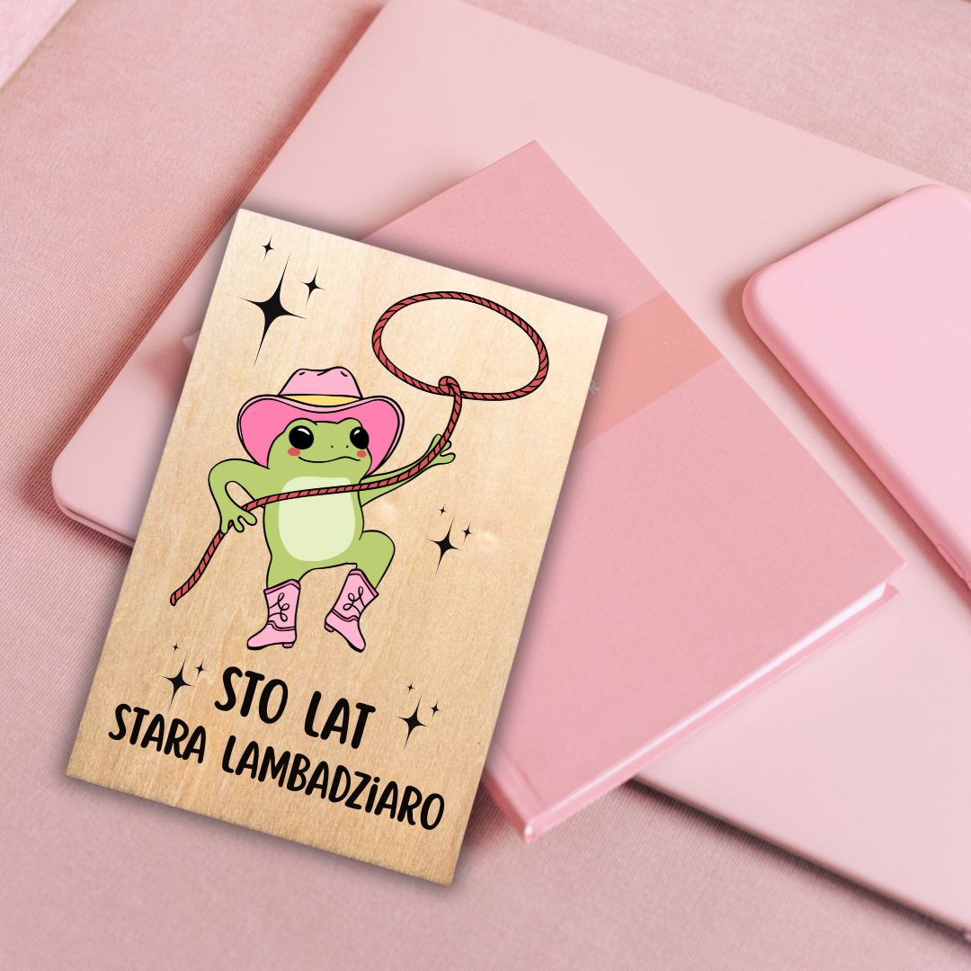 drewniana pocztówka z żabą w stylu kowbojskim