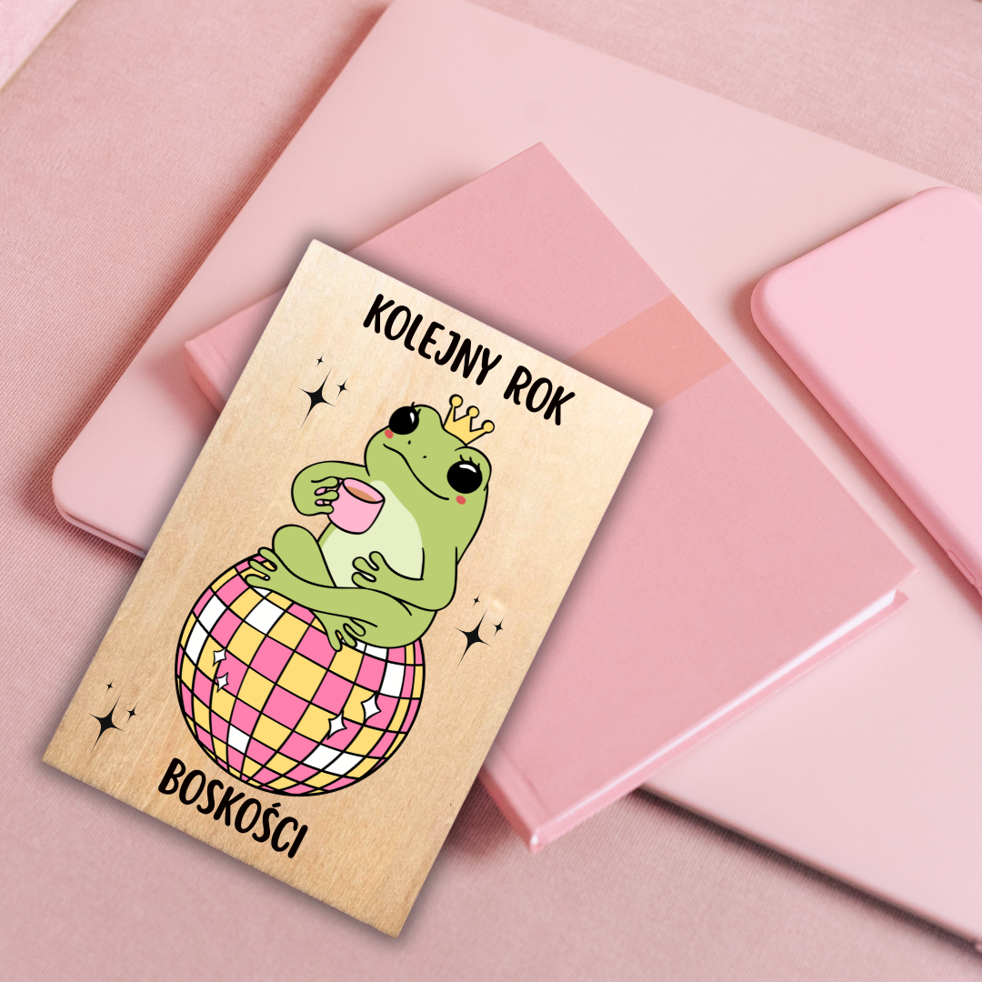 kartka urodzinowa dla przyjaciółki z motywem żaby w koronie i napisem kolejny rok boskości
