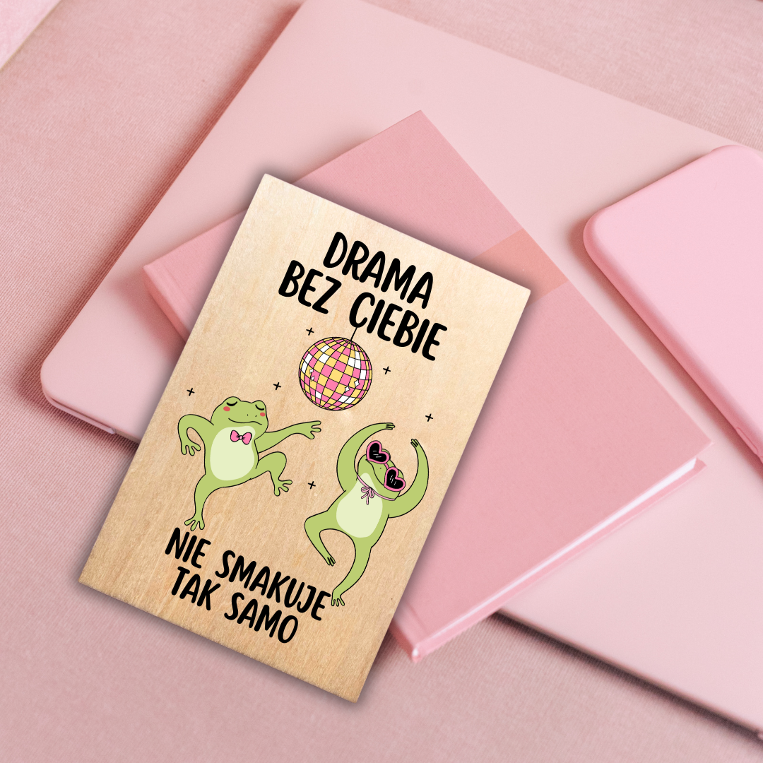 drewniana pocztówka z tańczącymi żabami i kulą dyskotekową 