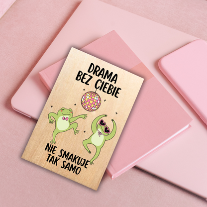 drewniana pocztówka z tańczącymi żabami i kulą dyskotekową 