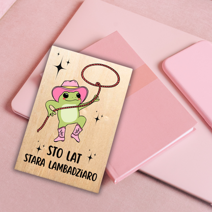 drewniana pocztówka z żabą w stylu kowbojskim 