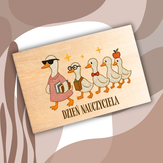 drewniana pocztówka na dzień nauczyciela z motywem kaczek 
