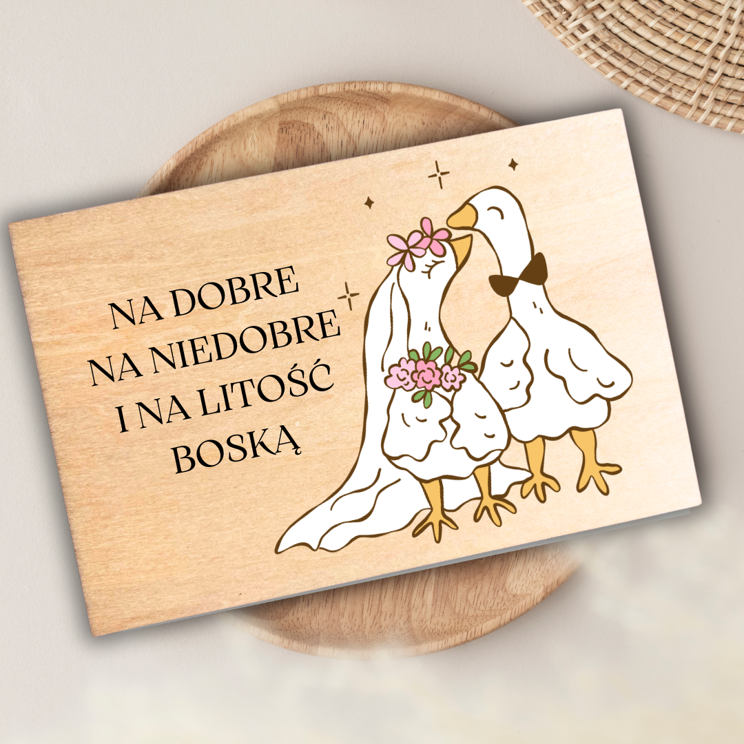 drewniana kartka ślubna z motywem gęsi i napisem na dobre, na niedobre i na litość boską 