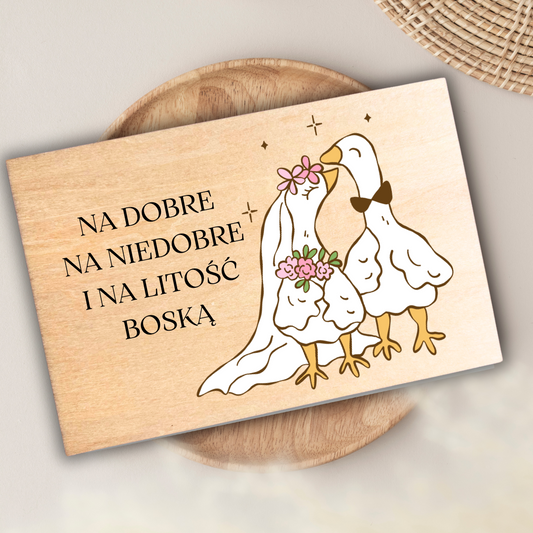drewniana kartka ślubna z motywem gęsi i napisem na dobre, na niedobre i na litość boską 