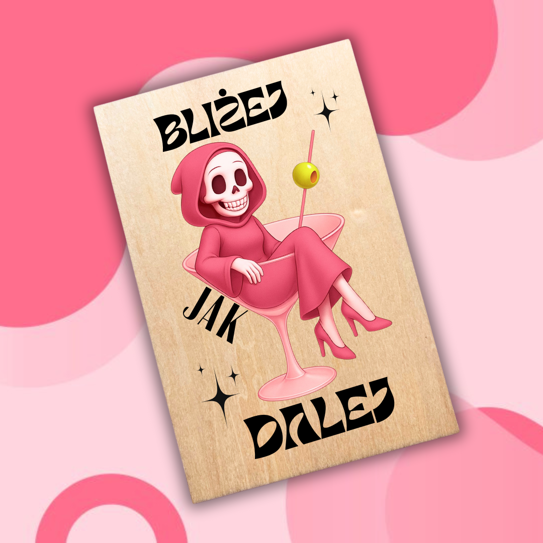 drewniana kartka urodzinowa z motywem różowego kosiarza siedzącego w kieliszku martini