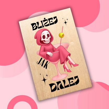 drewniana kartka urodzinowa z motywem różowego kosiarza siedzącego w kieliszku martini