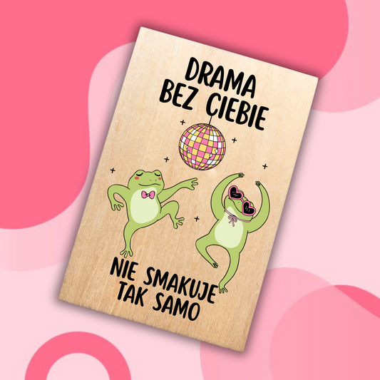 drewniana kartka urodzinowa z tańczącymi żabami