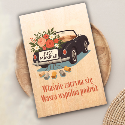 drewniana kartka na ślub z samochodem i napisem właśnie zaczyna się wasza wspólna podróż 