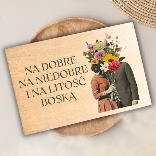drewniana pocztówka ślubna z parą z kwiatami i napisem na dobre na niedobre i na litość boską