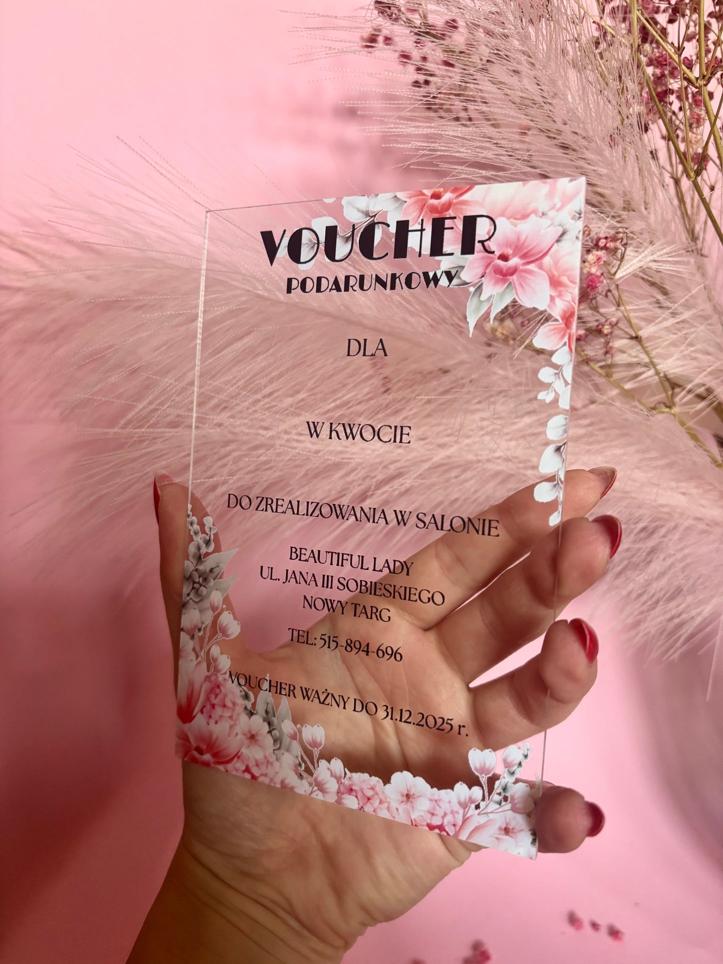 akrylowy transparentny voucher podarunkowy z różowymi kwiatami