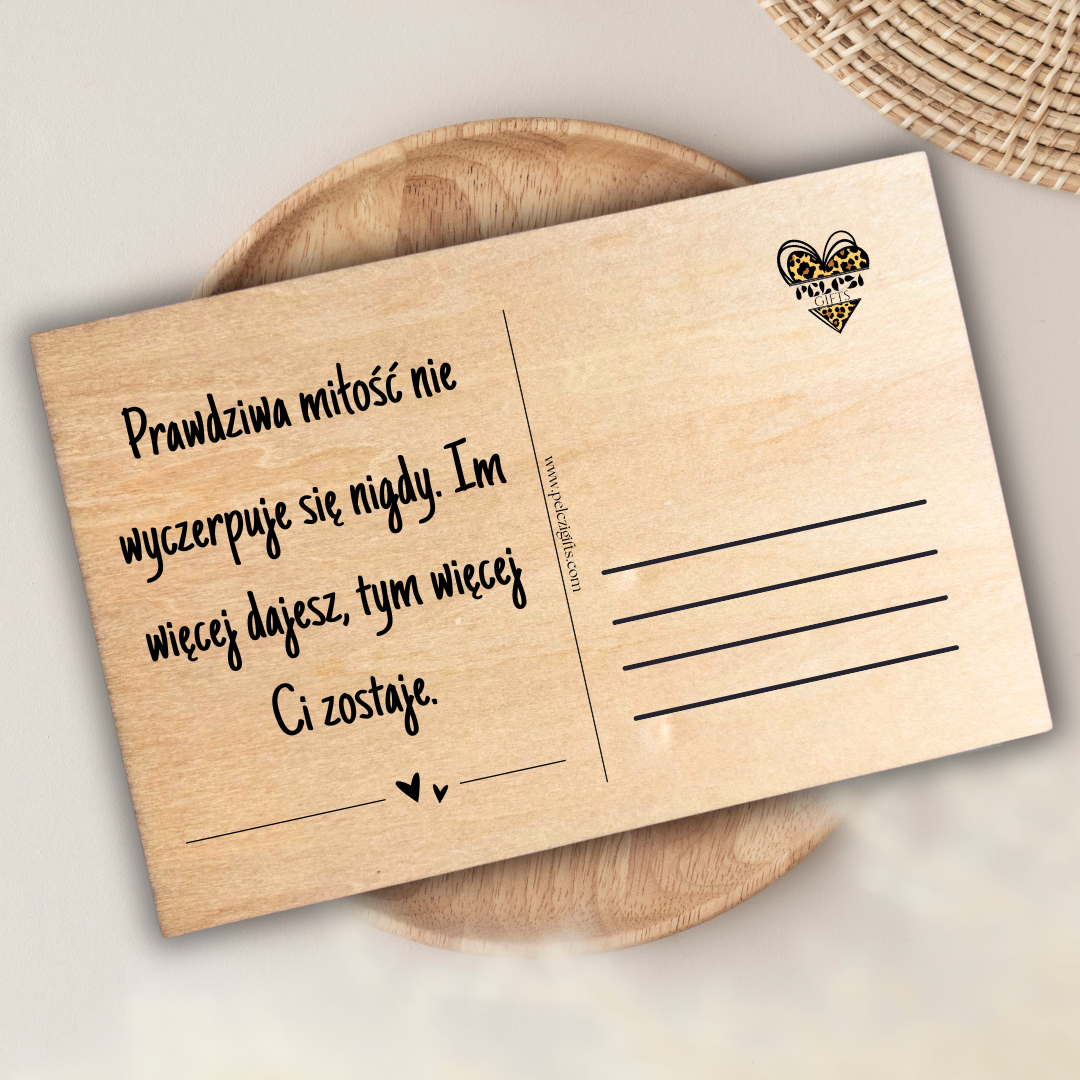 życzenia na pocztówce ślubnej: prawdziwa miłość nie wyczerpuje się nigdy. Im więcej dajesz, tym więcej Ci zostaje.