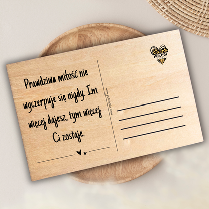 życzenia na pocztówce ślubnej: prawdziwa miłość nie wyczerpuje się nigdy. Im więcej dajesz, tym więcej Ci zostaje.